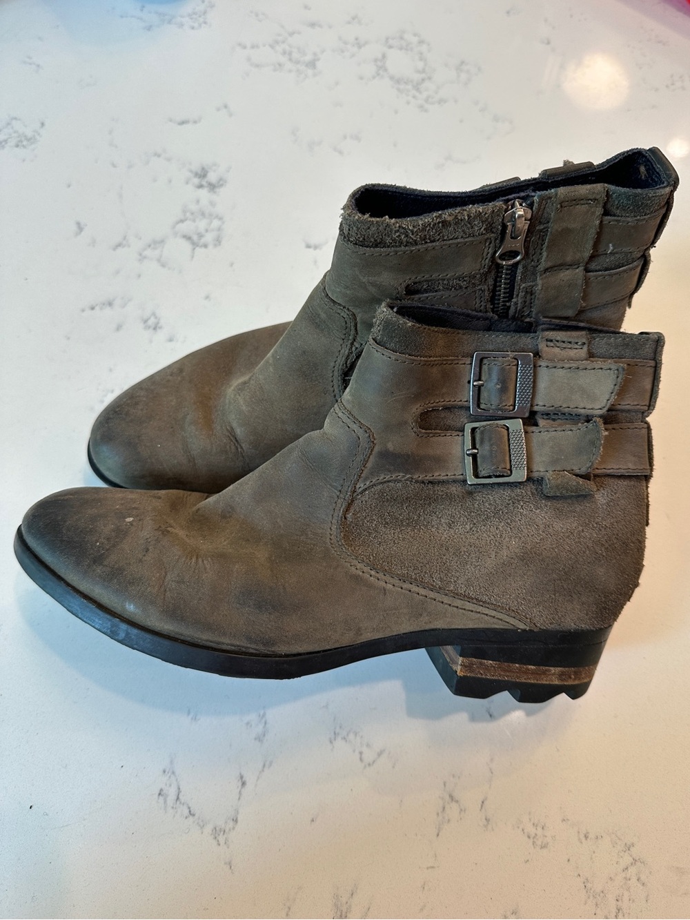 SOREL Women’s Heeled ankle Booties size 10